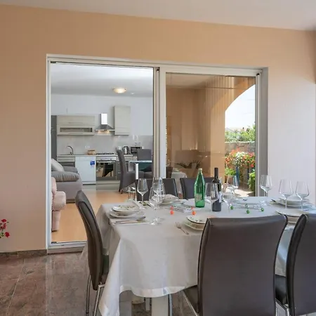 House Andrea 펜션 Marčana