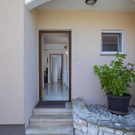 House Andrea בית נופש Marčana